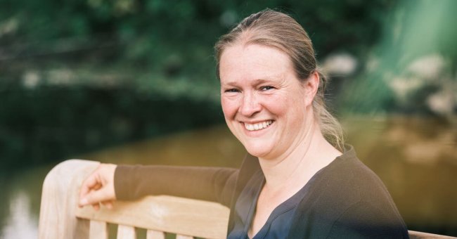 Krisen und Coaching. Auszug aus meiner Lebensgeschichte Ich sitze auf einer Gartenbank vor einen großen Baum. Es ist Sommer, der Baum ist dunkelgrün belaubt. Das Foto zeigt mich scharf, den Hintergrund verschwommen. Ich lache, habe zusammengebundene Haare. Dunkelblond. Ich trage eine blaue Bluse und Strickjacke. Mein rechter Arm liegt auf der Rückenlehne der Bank.