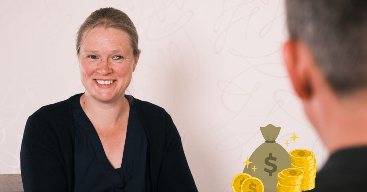 Coaching vs. Kosten – was kostet es dich, nichts zu verändern? Auf diesem Foto bin ich als Coach zusammen mit einem Kunden zu sehen. Ich lächel freundlich, mein Kunde ist von hinten zu sehen. Er hat kurze dunkelblonde Haare. Ich habe lange dunkelblonde Haare, die zurückgebunden sind. Er trägt ein schwarzes Poloshirt. Ich trage eine blaue Bluse und eine blaue Strickjacke. Neben meinem Kunden sind als Comicbild Münzen und ein kleiner Geldsack zu sehen.