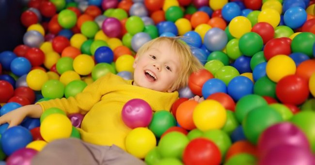 Das „Innere Kind“ Es ist ein Kind in einem Bällebad zu sehen