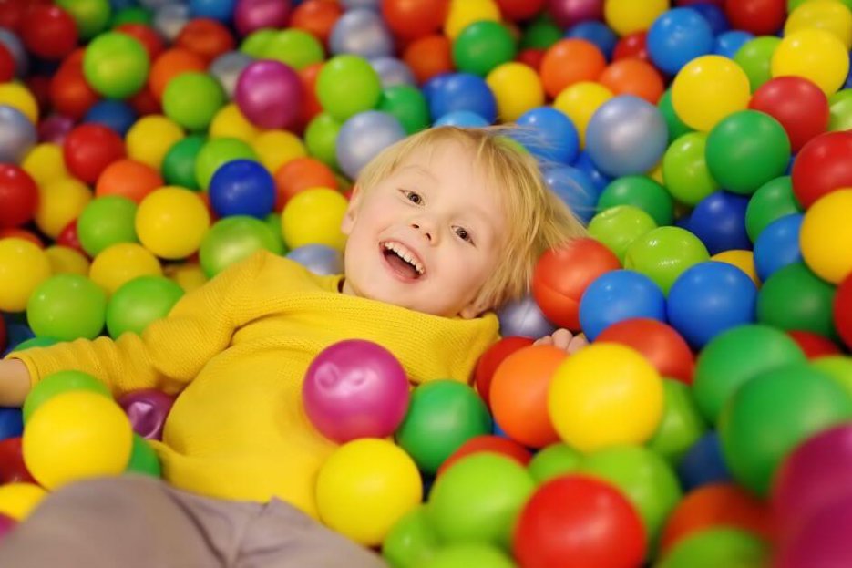 Es ist ein Kind in einem Bällebad zu sehen