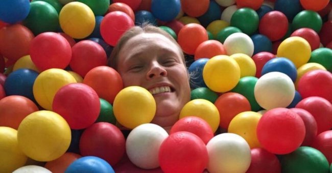 Inneres Kind, Teil 2 Ich bin im Bällebad zu sehen. Eine dunkelblonde Frau in bunten Bällen. Von mir ist nur der Kopf zu sehen, der Rest ist unter den Bällen versteckt. Ich lache.