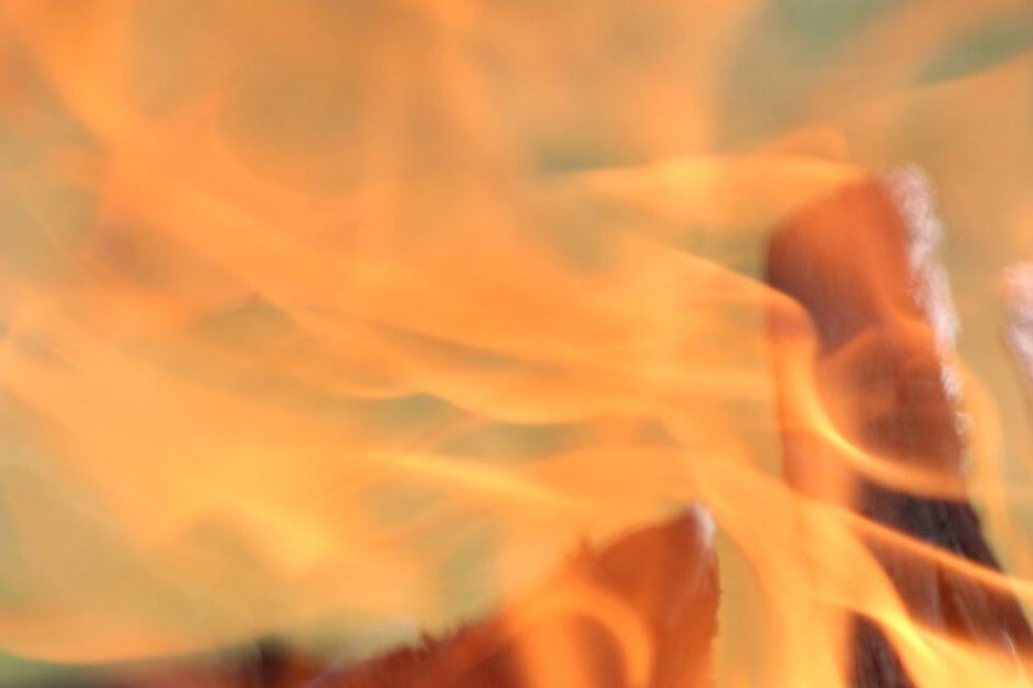 Auf dem Foto sind Flammen zu erkennen