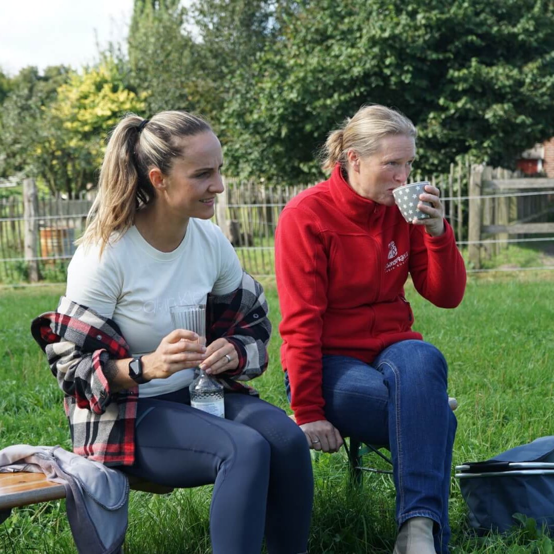 Am Randes des Trainingsplatzes wird Kaffee getrunken.