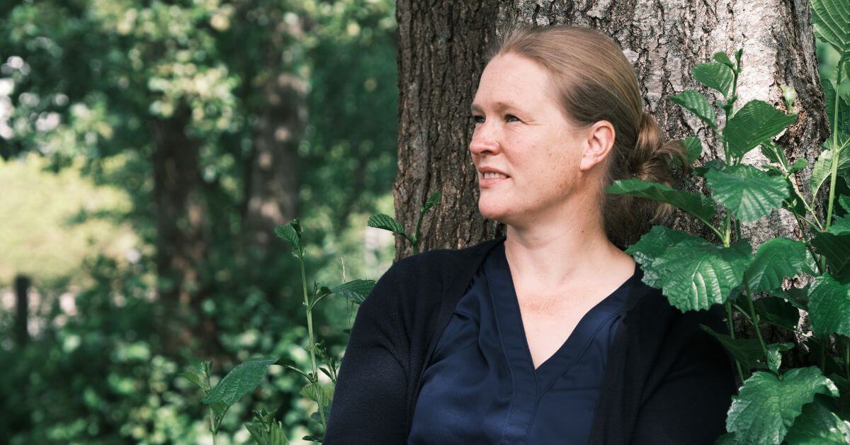 Gefühle, Glaubenssätze und Kompensationsstrategien Ich sitze an einen Baum gelehnt und schaue nachdenklich in die Ferne. Es scheint Sommer zu sein, denn das Laub des Baumes ist dunkelgrün. Ich trage eine Strickjacke und eine Bluse, beides in dunkelblau