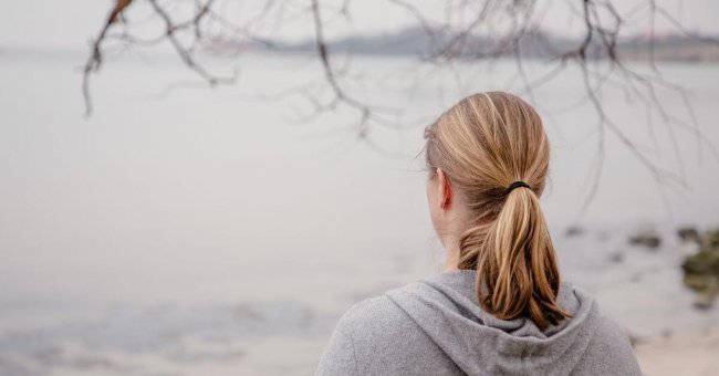 Coachingpraxis Claudia Süsens Auf dem Foto siehst du mich von hinten. Ich stehe an der Ostsee und schaue aufs Wasser. Es ist Herbst, es ist ein grauer Tag.. Ich habe halblange, dunkelblonde Haare und einen Pferdeschwanz. Ich trage eine graue Strickjacke mit Kapuze. Ich bin ab Höhe der Schulterblätter zu erkennen.