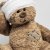 Auf diesem Foto ist ein Teddybär abgebildet, der einen Kopfverband trägt und ein Pflaster auf dem Herzen hat.