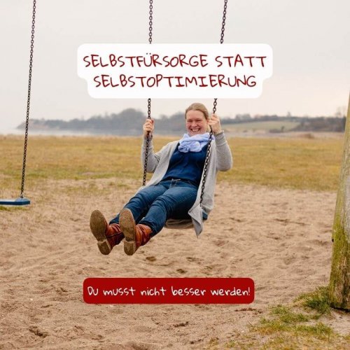 Hier bin ich schaukelnder Weises abgebildet. Am Strand von Habernis. Eine große Schaukel aus Holz mit langen Ketten.