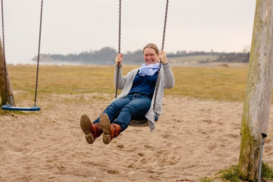 Hier bin ich schaukelnder Weises abgebildet. Am Strand von Habernis. Eine große Schaukel aus Holz mit langen Ketten.