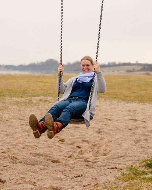 Hier bin ich schaukelnder Weise abgebildet. Am Strand von Habernis. Eine große Schaukel aus Holz mit langen Ketten.
