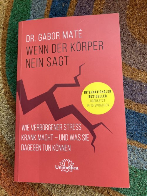 Hier ist das Buch "Wenn der Körper nein sagt" von Dr. Gabor Maté abgebildet.