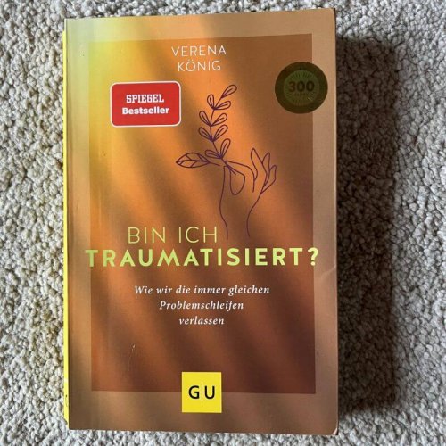 Es ist das Buch "Bin ich traumatisiert" von Verena König abgebildet.